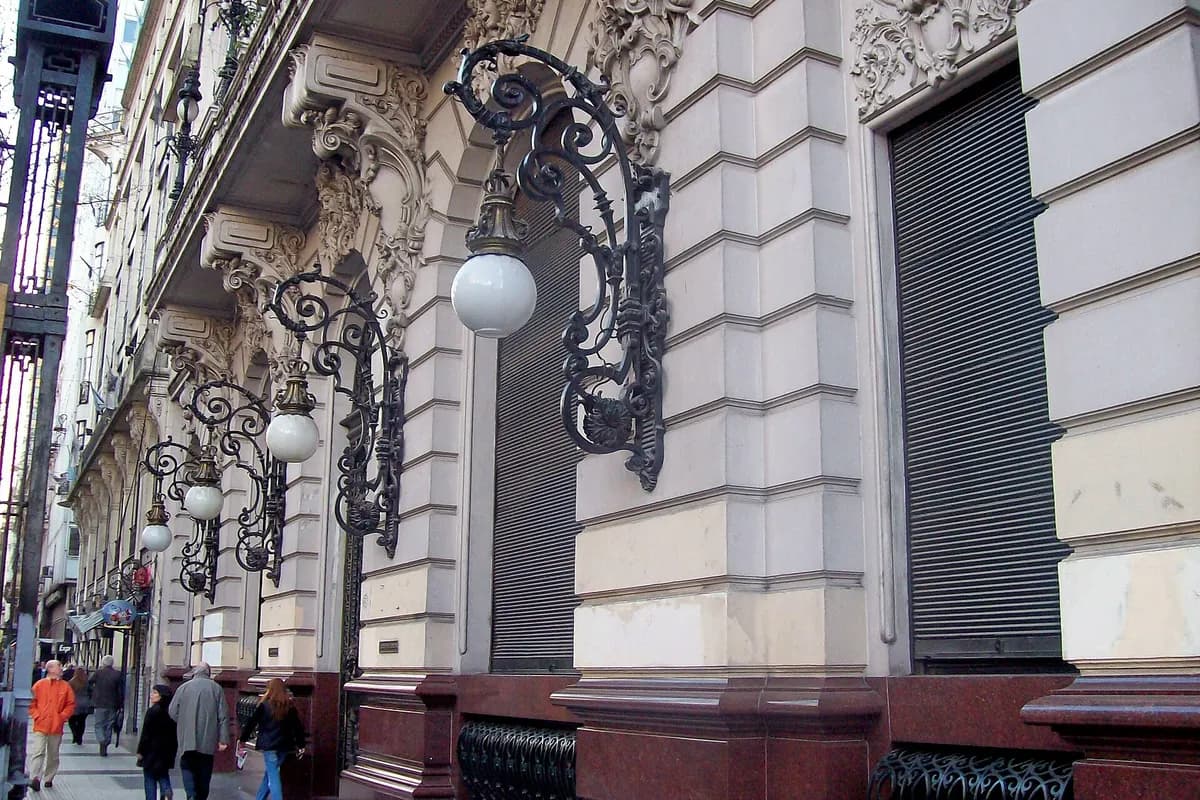 The ornate facade of the Casa de la Cultura at Avenida de Mayo 575