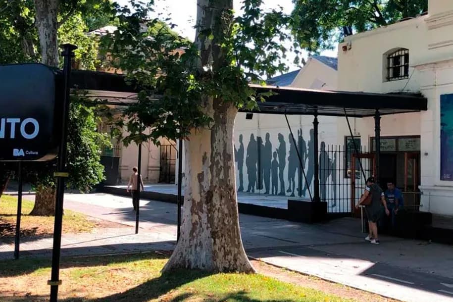 The entrance of the Teatro Sarmiento under the trees beside the Palermo zoo