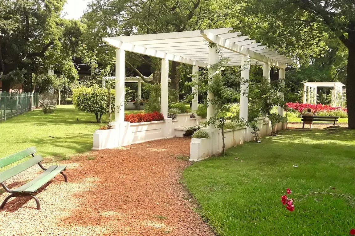 A pergola and path in Parque Chacabuco, where the Espacio Cultural Adán Buenosayres stands