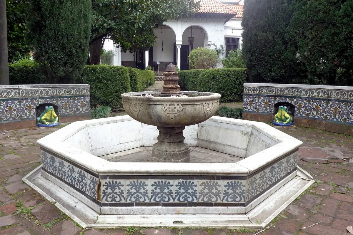 A tiled fountain in the Andalusian garden of the Museo Larreta