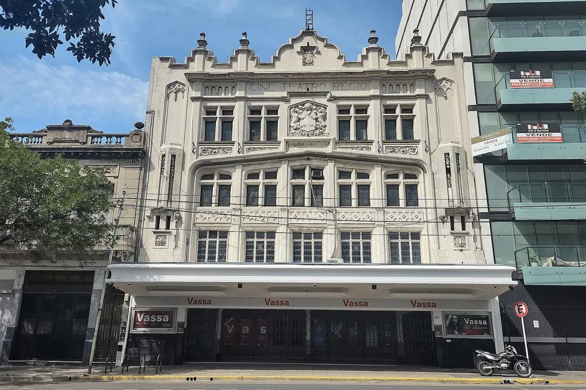 The white, ornate facade of the Teatro Regio on Avenida Córdoba